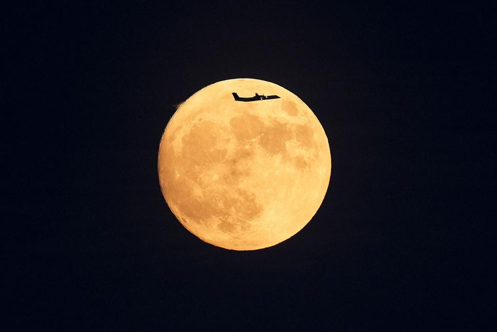 Primele imagini cu „Luna Căpșună” din 2026. Fenomenul atinge punctul maxim pe cer la noapte: Cum se poate vedea mai bine Luna Plină 1080625