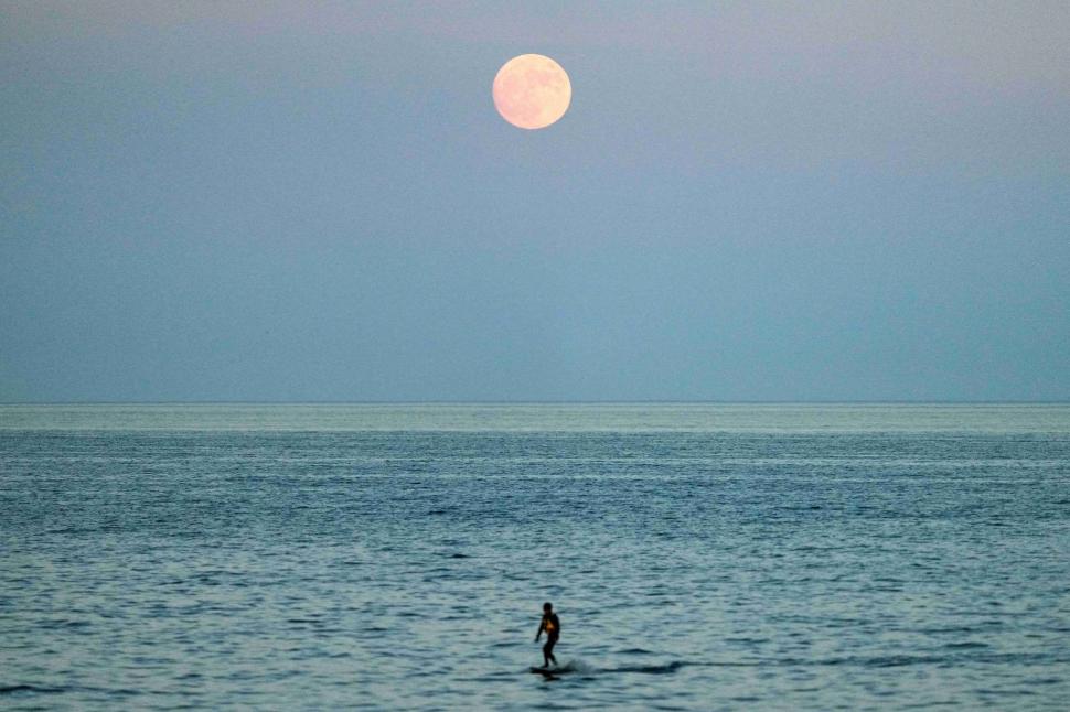 Primele imagini cu „Luna Căpșună” din 2026. Fenomenul atinge punctul maxim pe cer la noapte: Cum se poate vedea mai bine Luna Plină 1080626