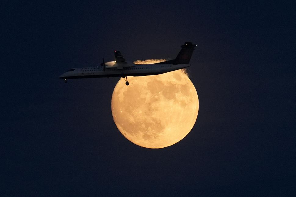 Primele imagini cu „Luna Căpșună” din 2026. Fenomenul atinge punctul maxim pe cer la noapte: Cum se poate vedea mai bine Luna Plină 1080627