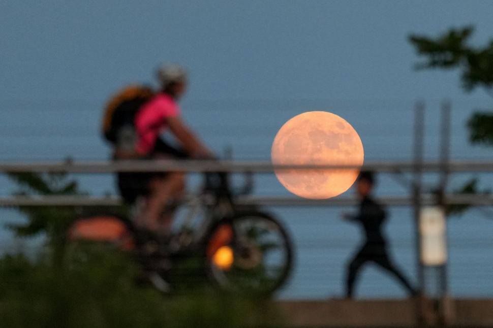 Primele imagini cu „Luna Căpșună” din 2026. Fenomenul atinge punctul maxim pe cer la noapte: Cum se poate vedea mai bine Luna Plină 1080628