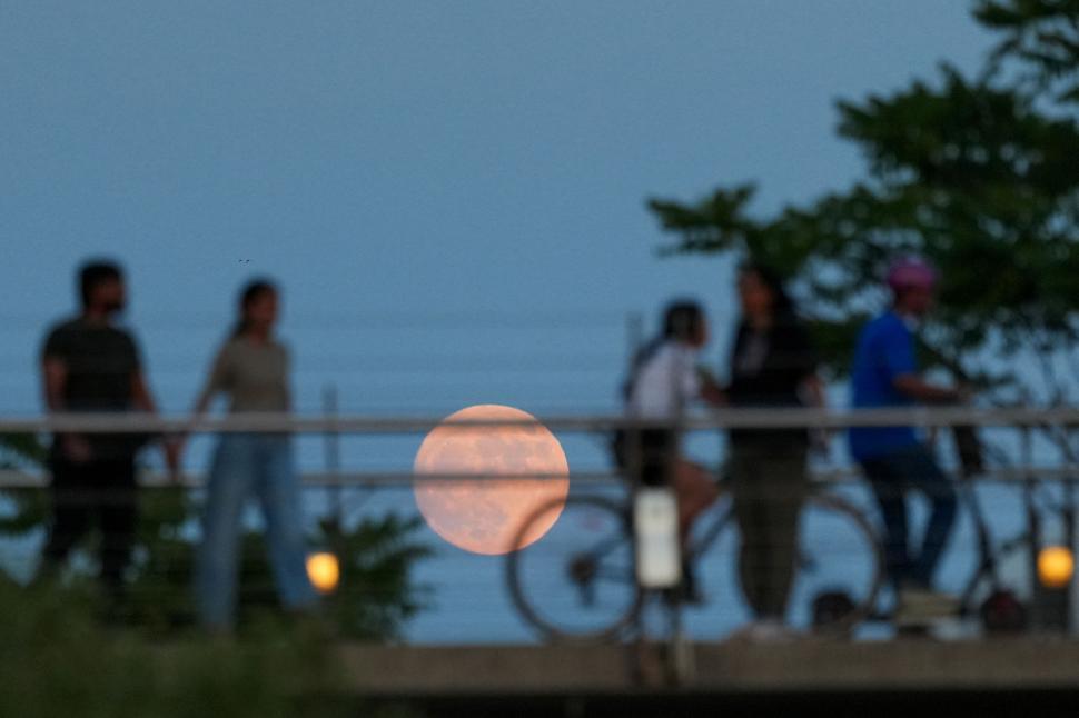 Primele imagini cu „Luna Căpșună” din 2026. Fenomenul atinge punctul maxim pe cer la noapte: Cum se poate vedea mai bine Luna Plină 1080629