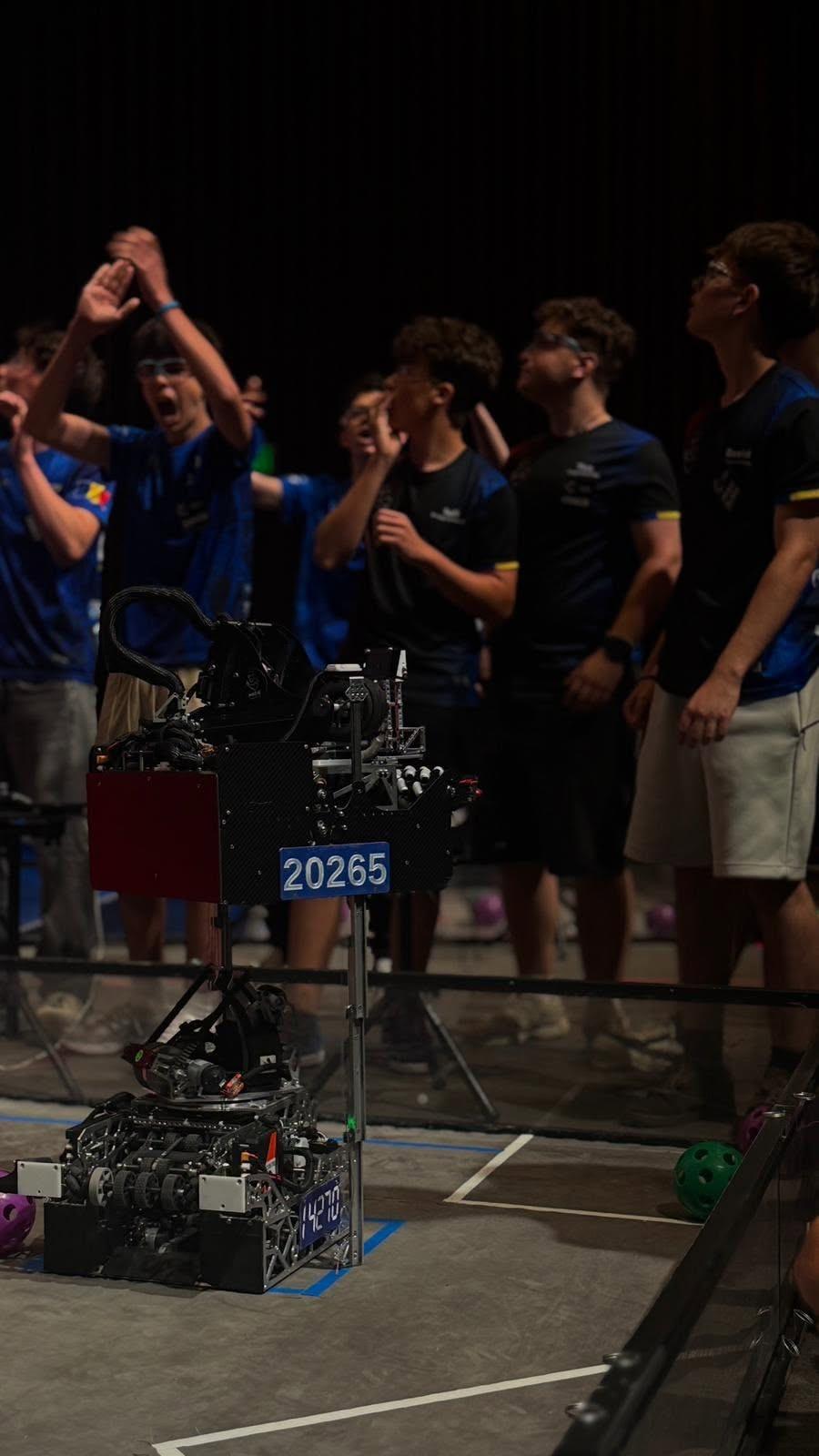 România a obținut locurile 1 și 2 la competiția de robotică din SUA. Elevii din Buzău au doborât și un record mondial 1080691
