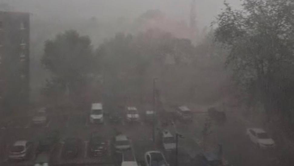 Un nou cod portocaliu de furtună în București, a fost emis și RO-Alert. Vijeliile puternice au rupt copaci, un bărbat a murit 1081136