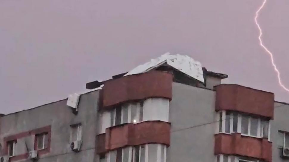 Un nou cod portocaliu de furtună în București, a fost emis și RO-Alert. Vijeliile puternice au rupt copaci, un bărbat a murit 1081150