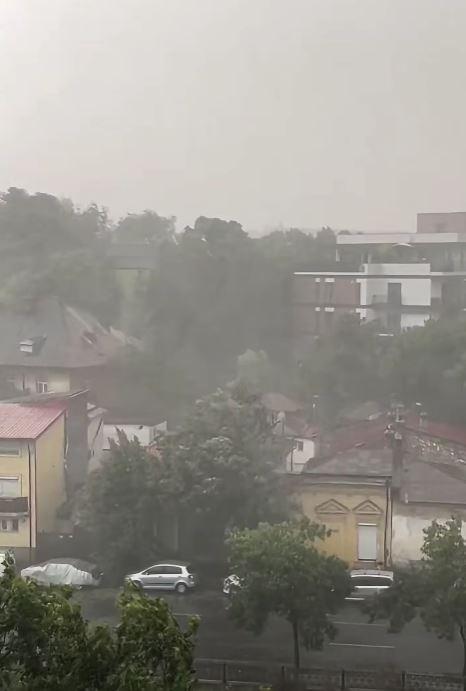 Un nou cod portocaliu de furtună în București, a fost emis și RO-Alert. Vijeliile puternice au rupt copaci, un bărbat a murit 1081172