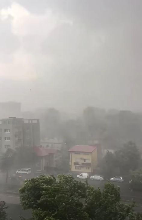 Un nou cod portocaliu de furtună în București, a fost emis și RO-Alert. Vijeliile puternice au rupt copaci, un bărbat a murit 1081173