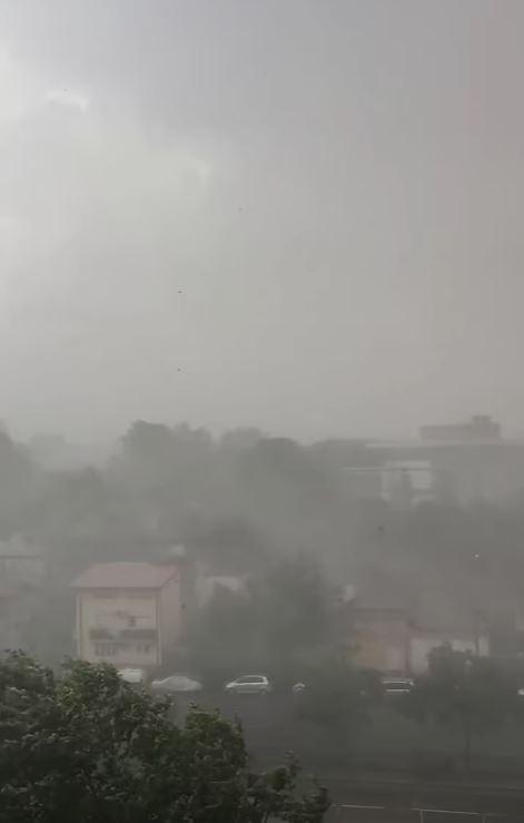 Un nou cod portocaliu de furtună în București, a fost emis și RO-Alert. Vijeliile puternice au rupt copaci, un bărbat a murit 1081175