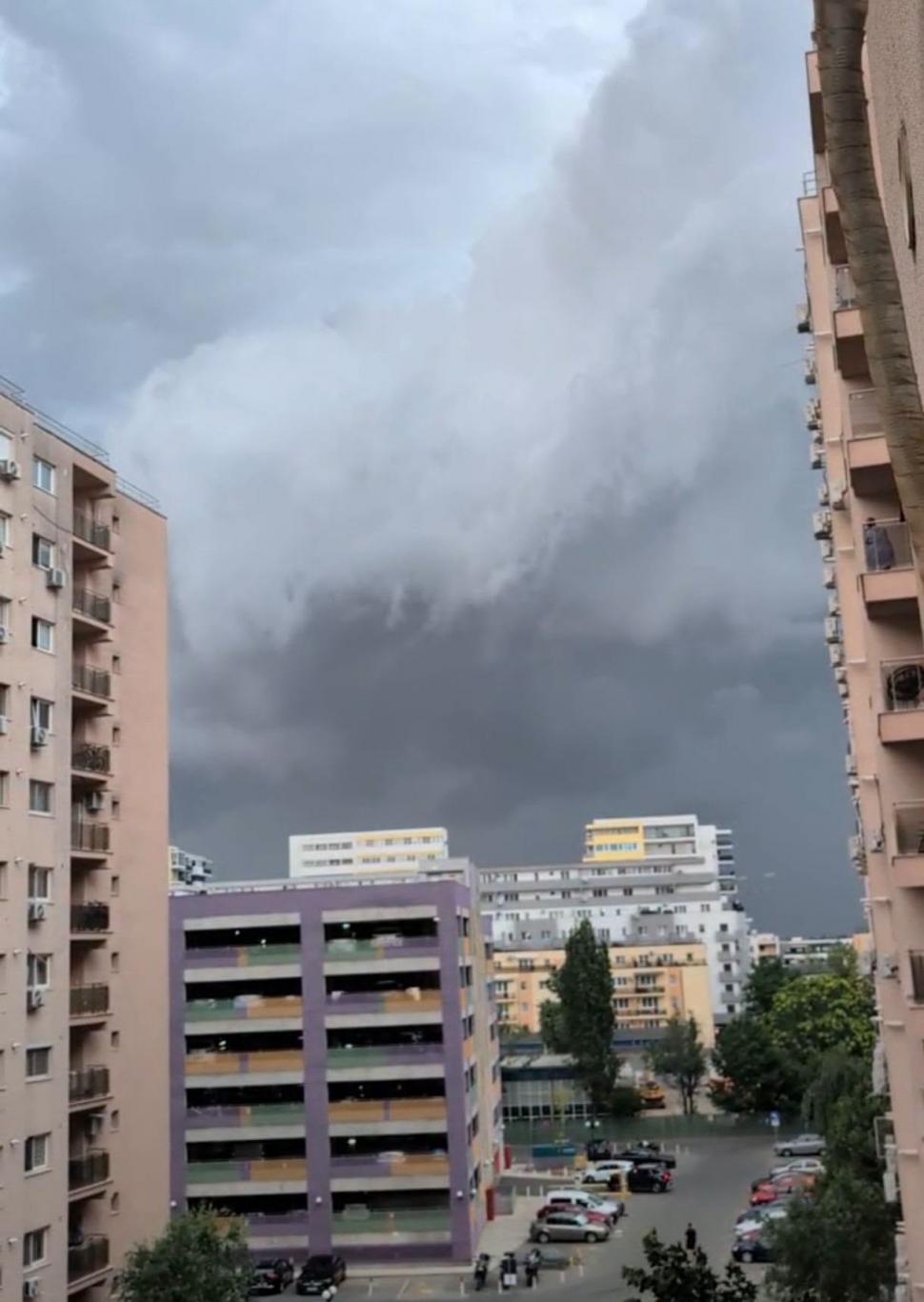 Un nou cod portocaliu de furtună în București, a fost emis și RO-Alert. Vijeliile puternice au rupt copaci, un bărbat a murit 1081178