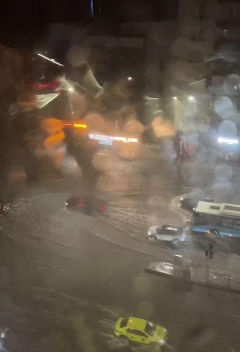Cod roșu de furtună în București. Vijelia a rupt copaci, mai multe bulevarde au fost inundate. Un bărbat a murit în Ilfov 1081191