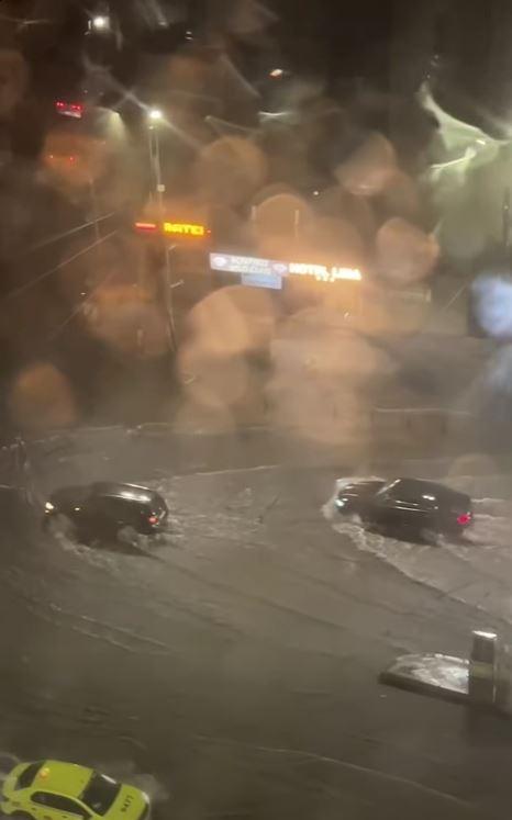 Cod roșu de furtună în București. Vijelia a rupt copaci, mai multe bulevarde au fost inundate. Un bărbat a murit în Ilfov 1081192