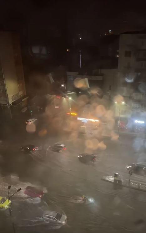 Cod roșu de furtună în București. Vijelia a rupt copaci, mai multe bulevarde au fost inundate. Un bărbat a murit în Ilfov 1081193