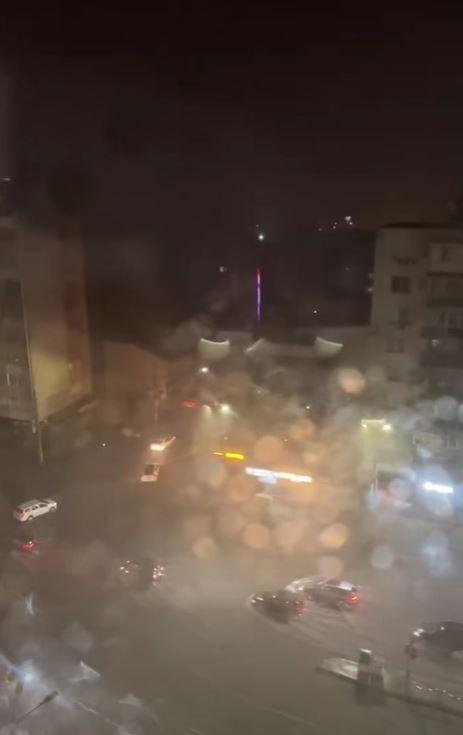 Cod roșu de furtună în București. Vijelia a rupt copaci, mai multe bulevarde au fost inundate. Un bărbat a murit în Ilfov 1081197