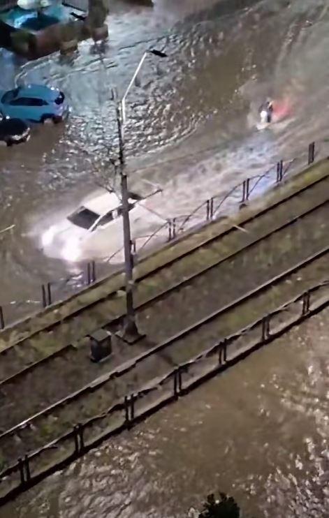 Cod roșu de furtună în București. Vijelia a rupt copaci, mai multe bulevarde au fost inundate. Un bărbat a murit în Ilfov 1081201