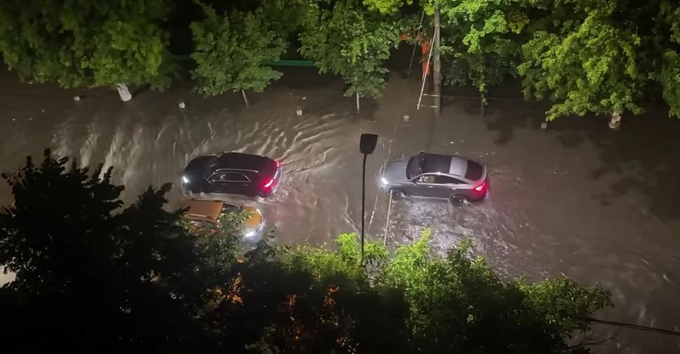 Cod roșu de furtună în București. Vijelia a rupt copaci, mai multe bulevarde au fost inundate. Un bărbat a murit în Ilfov 1081203