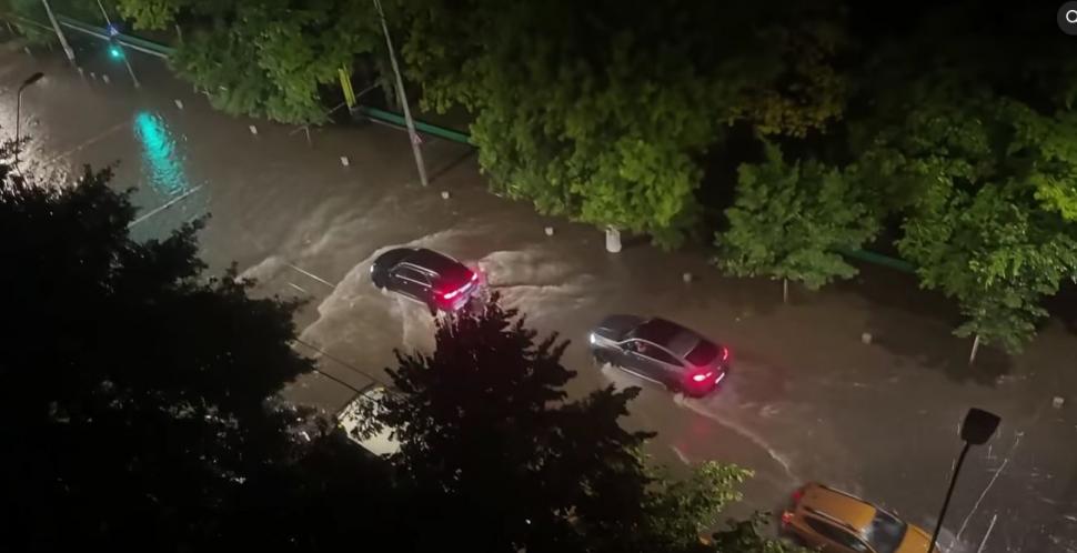 Cod roșu de furtună în București. Vijelia a rupt copaci, mai multe bulevarde au fost inundate. Un bărbat a murit în Ilfov 1081205