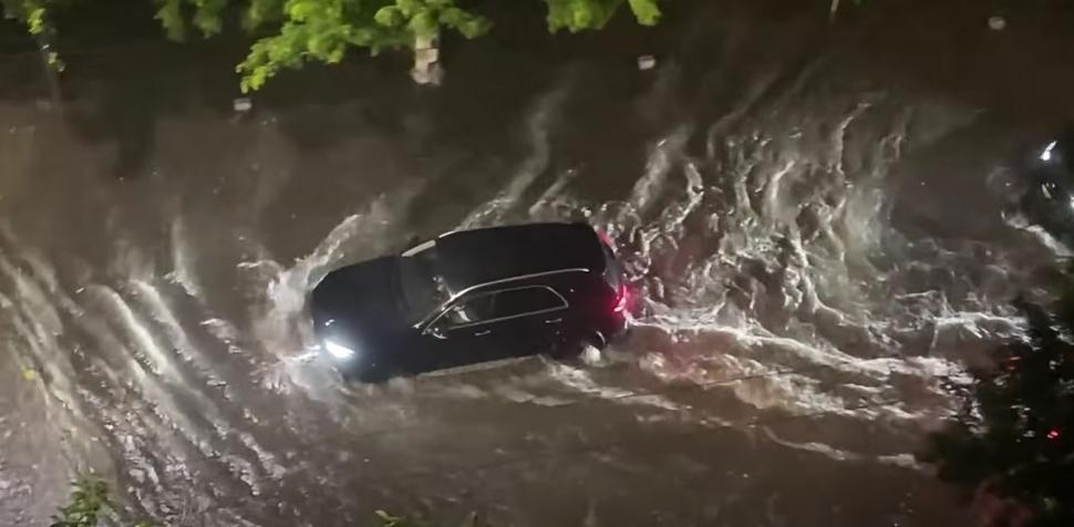 Cod roșu de furtună în București. Vijelia a rupt copaci, mai multe bulevarde au fost inundate. Un bărbat a murit în Ilfov 1081207