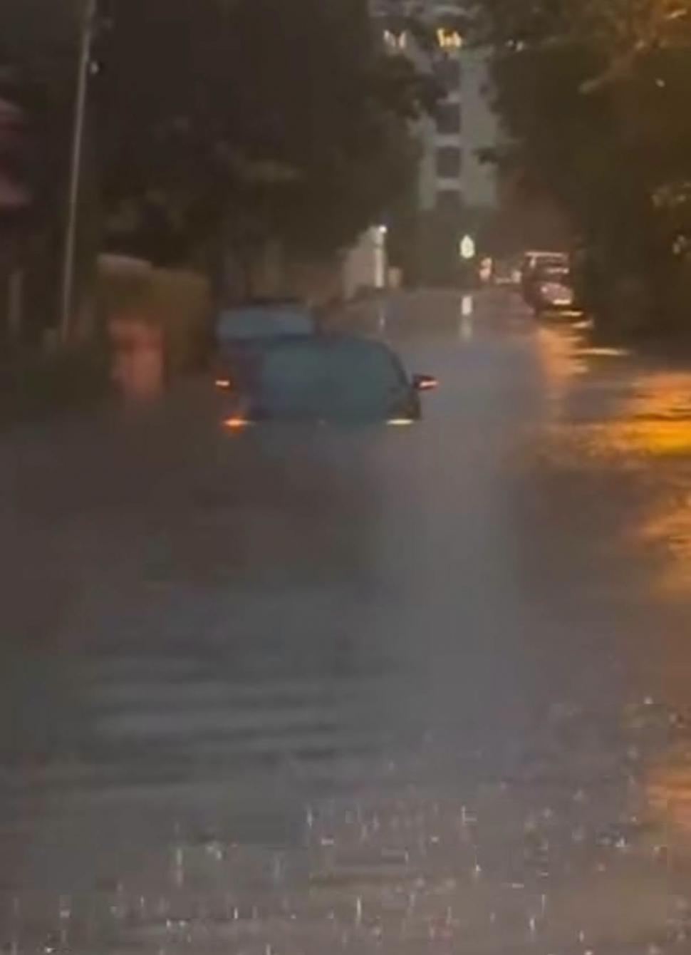 Cod roșu de furtună în București. Vijelia a rupt copaci, mai multe bulevarde au fost inundate. Un bărbat a murit în Ilfov 1081210