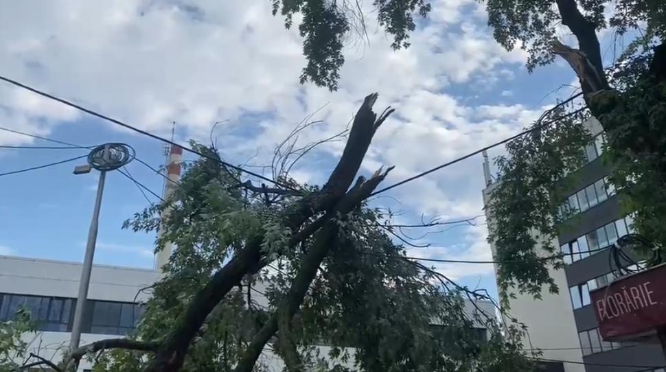 Haos în Capitală, după furtuna din timpul nopții. Au fost 1.000 de apeluri la ISU. Străzi inundate, circulația tramvaielor e afectată   1081227