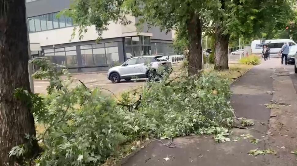 Haos în Capitală, după furtuna din timpul nopții. Au fost 1.000 de apeluri la ISU. Străzi inundate, circulația tramvaielor e afectată   1081229