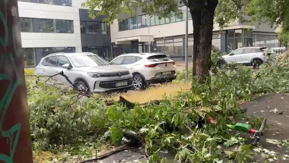 Haos în Capitală, după furtuna din timpul nopții. Au fost 1.000 de apeluri la ISU. Străzi inundate, circulația tramvaielor e afectată   1081230