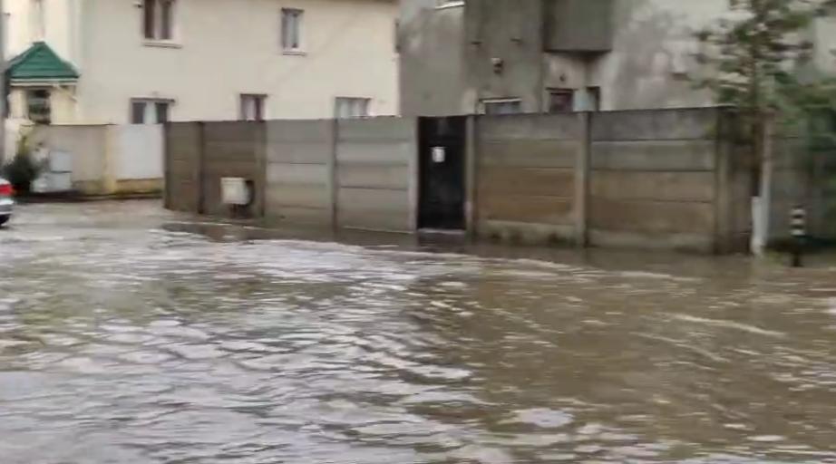 Haos în Capitală, după furtuna din timpul nopții. Au fost 1.000 de apeluri la ISU. Străzi inundate, circulația tramvaielor e afectată   1081232
