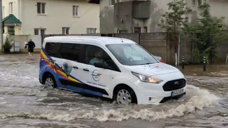 Haos în Capitală, după furtuna din timpul nopții. Au fost 1.000 de apeluri la ISU. Străzi inundate, circulația tramvaielor e afectată   1081233