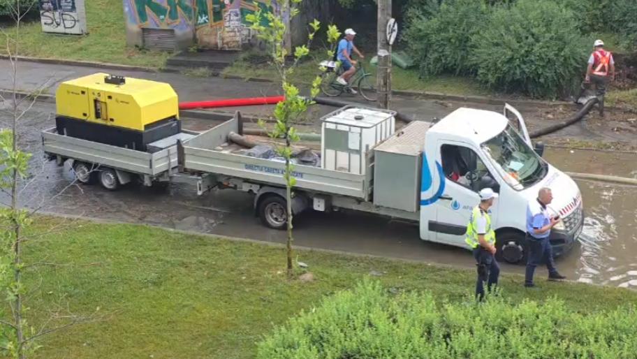 Haos în Capitală, după furtuna din timpul nopții. Au fost 1.000 de apeluri la ISU. Străzi inundate, circulația tramvaielor e afectată   1081238
