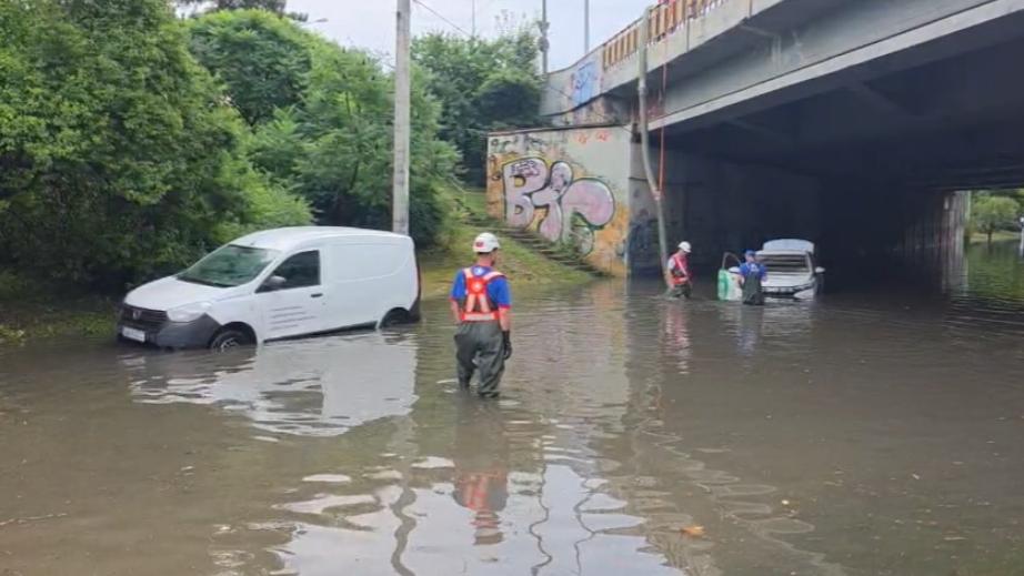 Haos în Capitală, după furtuna din timpul nopții. Au fost 1.000 de apeluri la ISU. Străzi inundate, circulația tramvaielor e afectată   1081242