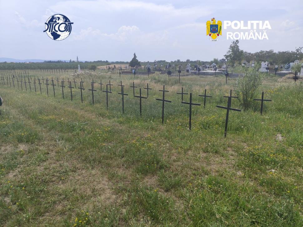Azilele groazei în Bihor. Sute de bătrâni, ținuți în condiții mizere, pentru pensii și donații. Când mureau, erau îngropați pe câmp 1081065