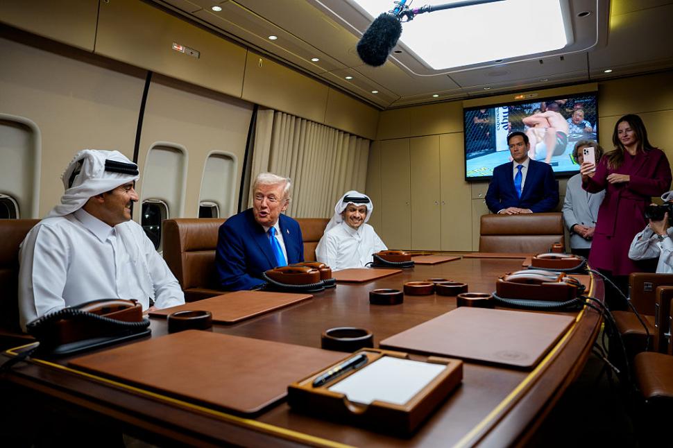 "O Casă Albă zburătoare, cu un nivel de lux nemaiîntâlnit până acum". Trump inaugurează noul Air Force One primit cadou de la Qatar 1080855