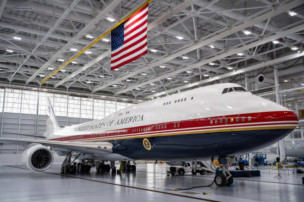 "O Casă Albă zburătoare, cu un nivel de lux nemaiîntâlnit până acum". Trump inaugurează noul Air Force One primit cadou de la Qatar 1080856