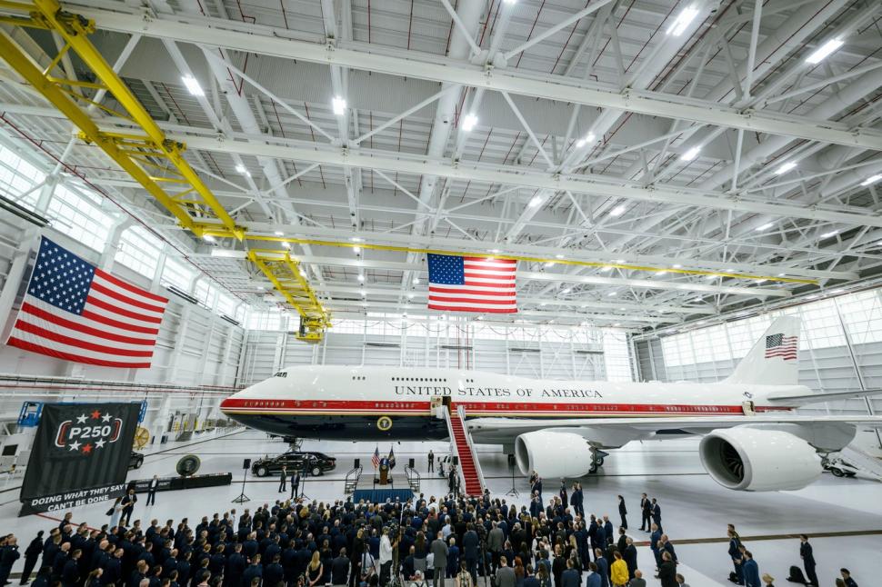 "O Casă Albă zburătoare, cu un nivel de lux nemaiîntâlnit până acum". Trump inaugurează noul Air Force One primit cadou de la Qatar 1080857