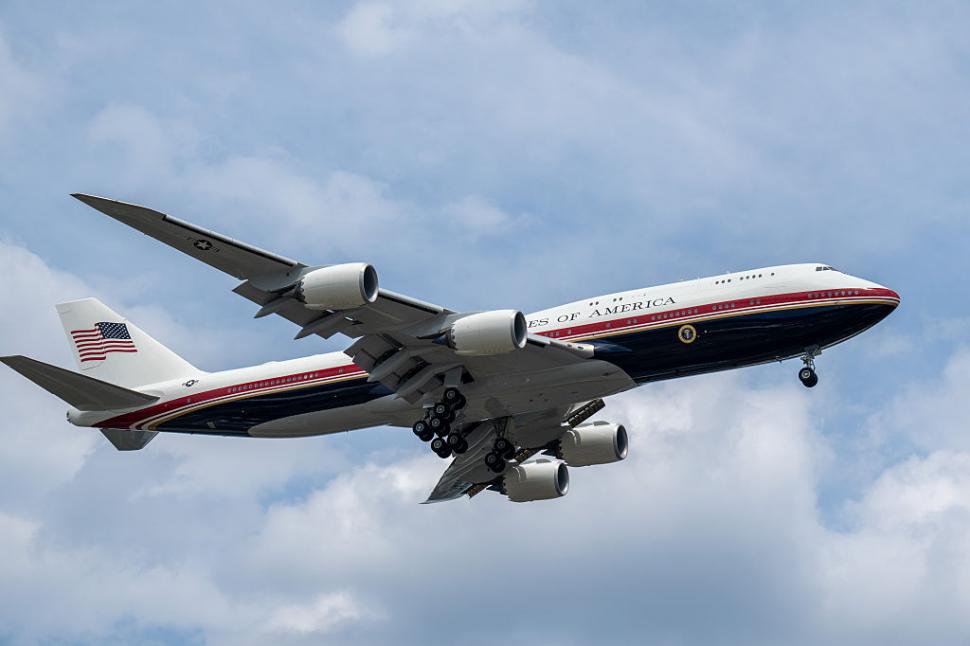 "O Casă Albă zburătoare, cu un nivel de lux nemaiîntâlnit până acum". Trump inaugurează noul Air Force One primit cadou de la Qatar 1080858