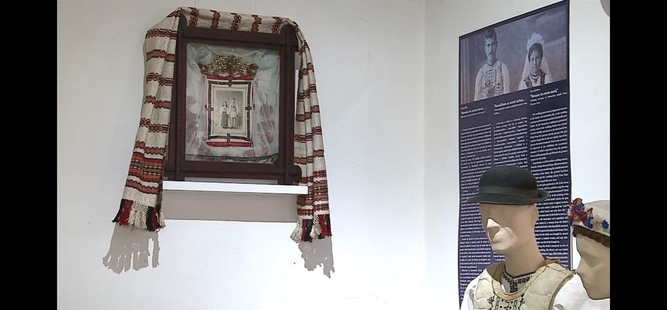Un tablou de nuntă cu „Ana și Ion” s-a dovedit a fi o capsulă a timpului: Documente istorice au fost descoperite în timpul restaurării 1080880