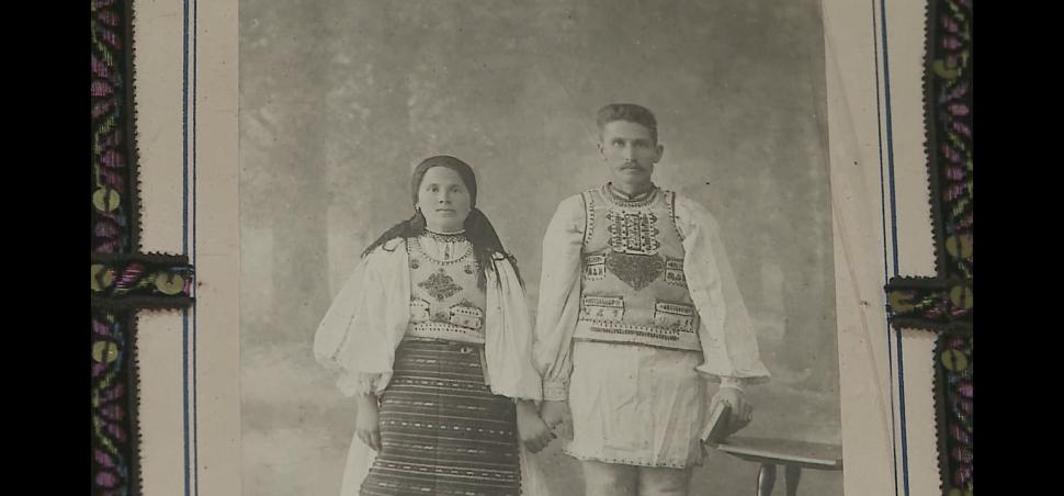 Un tablou de nuntă cu „Ana și Ion” s-a dovedit a fi o capsulă a timpului: Documente istorice au fost descoperite în timpul restaurării 1080908