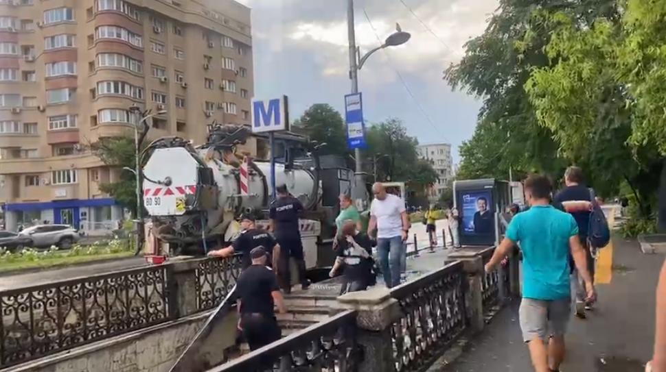Staţia Piaţa Victoriei 2 este închisă, după ce a fost inundată. Sunt 135 de cm de apă pe linia de metrou. Anunțul Metrorex 1081218