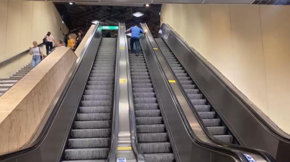 Staţia Piaţa Victoriei 2 este închisă, după ce a fost inundată. Sunt 135 de cm de apă pe linia de metrou. Anunțul Metrorex 1081220