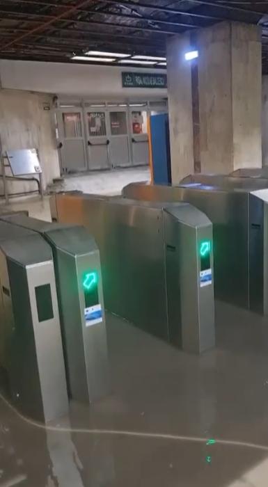 Staţia Piaţa Victoriei 2 este închisă, după ce a fost inundată. Sunt 135 de cm de apă pe linia de metrou. Anunțul Metrorex 1081222