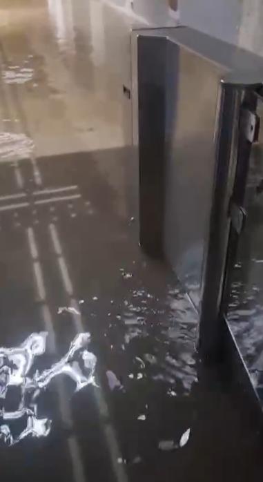 Staţia Piaţa Victoriei 2 este închisă, după ce a fost inundată. Sunt 135 de cm de apă pe linia de metrou. Anunțul Metrorex 1081223