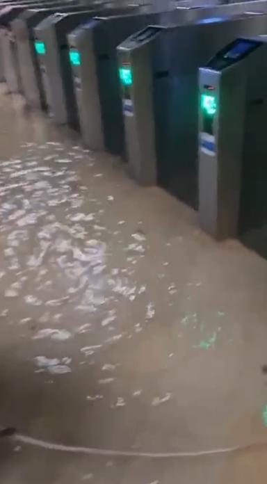 Staţia Piaţa Victoriei 2 este închisă, după ce a fost inundată. Sunt 135 de cm de apă pe linia de metrou. Anunțul Metrorex 1081224