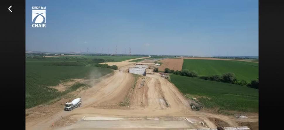 Imagini de pe şantierul autostrăzii A7 Bacău – Pașcani, unde muncesc 4.000 de oameni. CNAIR: Pe lotul 1 prinde formă pasajul peste DN2 1081801
