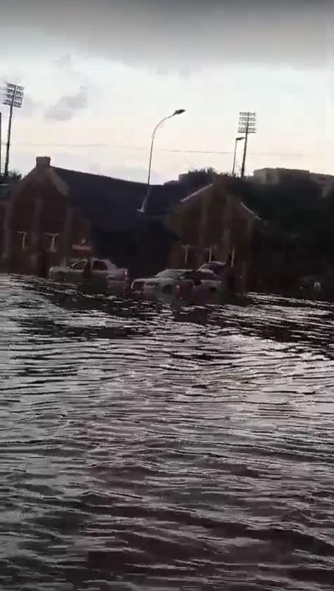 Codul roșu de vijelii a făcut ravagii în Brașov: copaci căzuţi, gospodării inundate, o ambulanţă şi mai multe maşini au rămas blocate 1081895