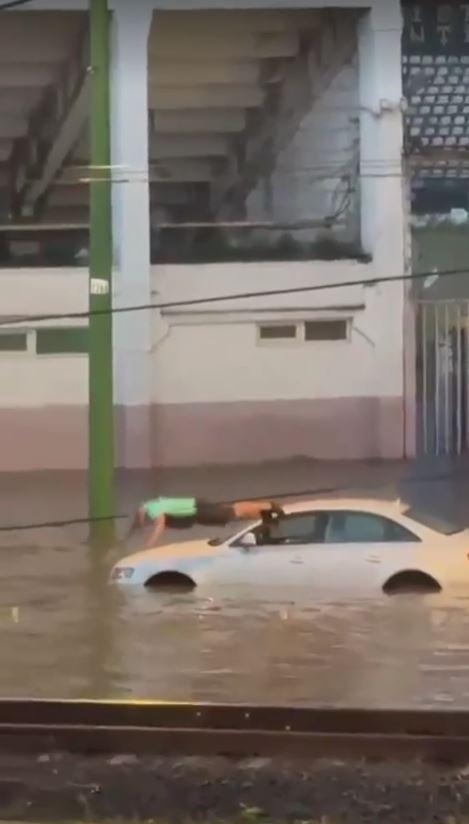 Codul roșu de vijelii a făcut ravagii în Brașov: copaci căzuţi, gospodării inundate, o ambulanţă şi mai multe maşini au rămas blocate 1081899