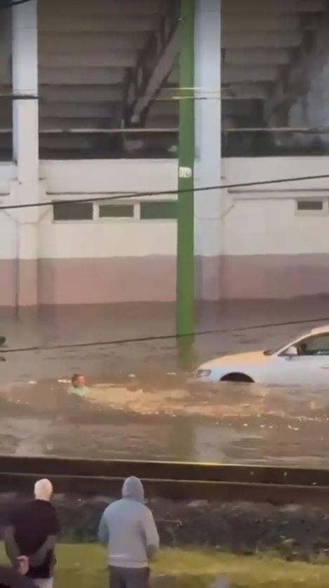 Codul roșu de vijelii a făcut ravagii în Brașov: copaci căzuţi, gospodării inundate, o ambulanţă şi mai multe maşini au rămas blocate 1081900