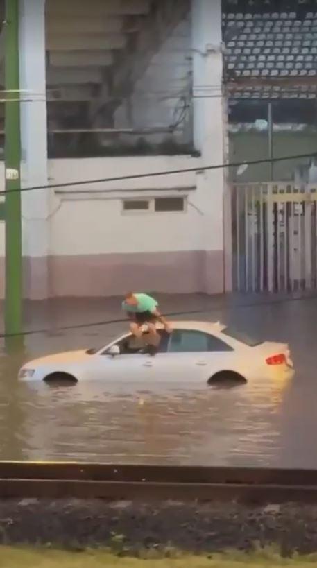 Codul roșu de vijelii a făcut ravagii în Brașov: copaci căzuţi, gospodării inundate, o ambulanţă şi mai multe maşini au rămas blocate 1081901