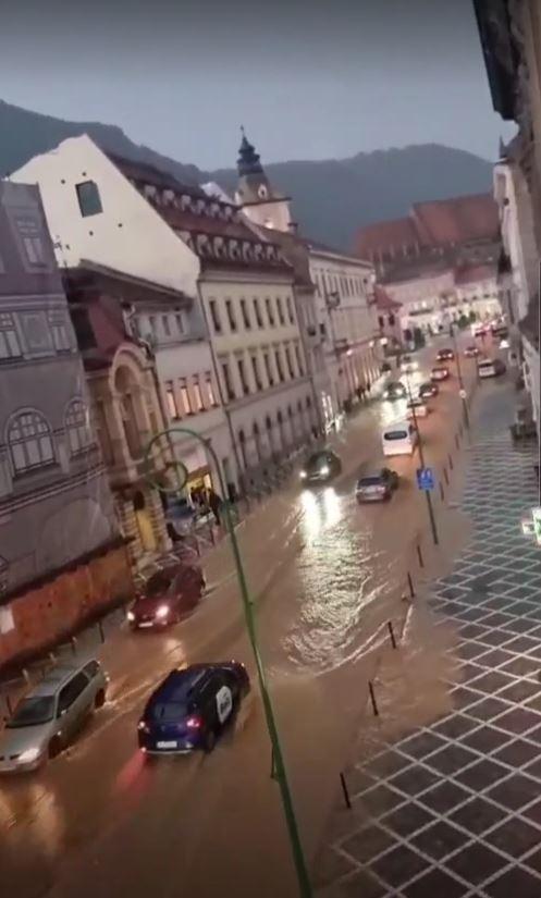 Codul roșu de vijelii a făcut ravagii în Brașov: copaci căzuţi, gospodării inundate, o ambulanţă şi mai multe maşini au rămas blocate 1081905