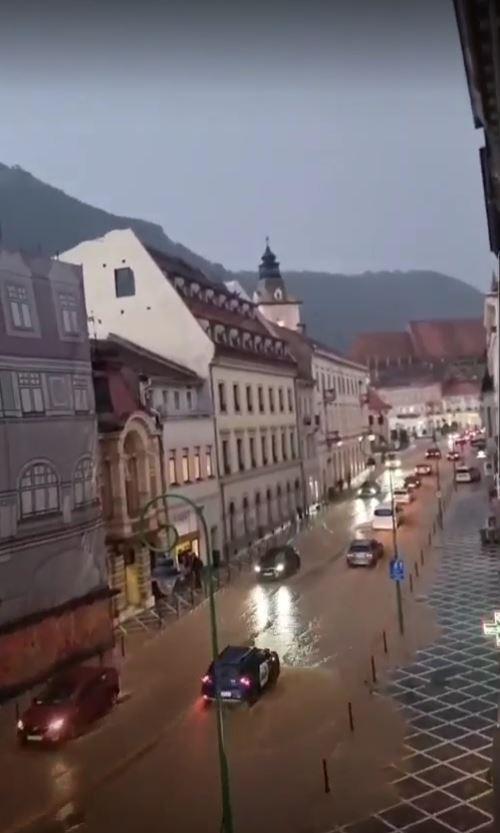 Codul roșu de vijelii a făcut ravagii în Brașov: copaci căzuţi, gospodării inundate, o ambulanţă şi mai multe maşini au rămas blocate 1081906