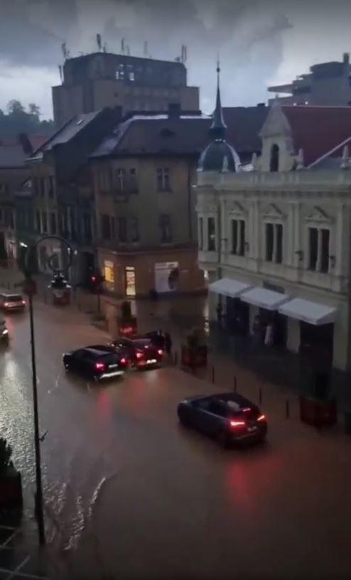 Codul roșu de vijelii a făcut ravagii în Brașov: copaci căzuţi, gospodării inundate, o ambulanţă şi mai multe maşini au rămas blocate 1081907