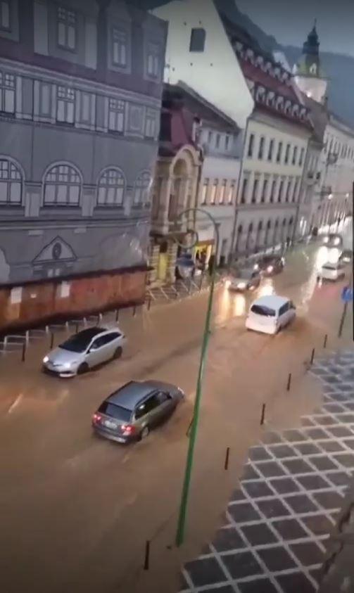 Codul roșu de vijelii a făcut ravagii în Brașov: copaci căzuţi, gospodării inundate, o ambulanţă şi mai multe maşini au rămas blocate 1081910