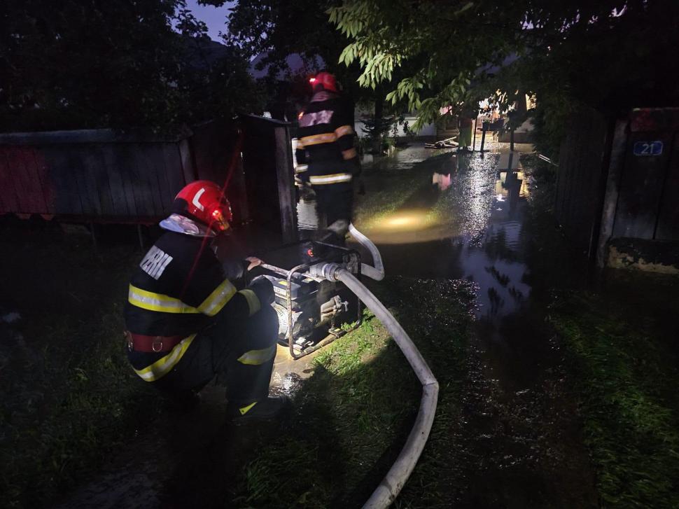 Femeie lovită de trăsnet, incendii și zeci de case inundate, după furtuni. Codul galben de vijelii e valabil până sâmbătă dimineața 1081931
